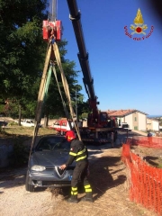 Recuperata dai Vigili del Fuoco un'Alfa 156 finita in un fossato