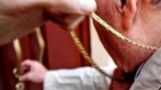 Camerino, pensionato derubato con la tecnica dell'abbraccio