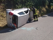 Si capovolge con l'auto capovolta, donna estratta dalle lamiere