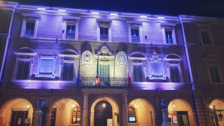 San Severino, la facciata del municipio torna a colorarsi di lilla