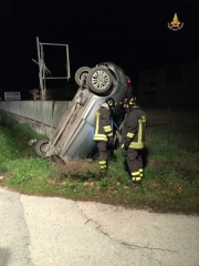 Si ribalta con l'auto e resta incastrato fra le lamiere. Liberato dai vigili del fuoco