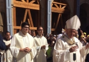 Papa Francesco arriva in piazza. L’emozione dei fedeli