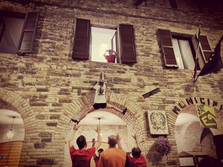 La scalata sulle mura urbane conquista Belforte del Chienti