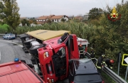 Autoarticolato si ribalta e schiaccia un'ambulanza. Due morti e tre feriti