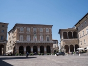 Crolla un cornicione, tragedia sfiorata a Macerata