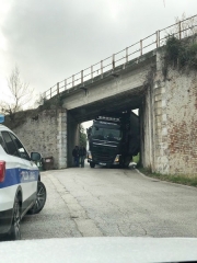San Severino: tir francese centra il cavalcavia della ferrovia