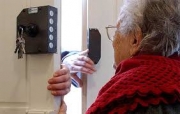 Anziana derubata. Il ladro: &ldquo;Devo sostituire i sacchetti della spazzatura&rdquo;