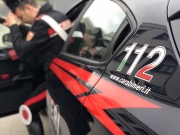 Si rinfrescava nudo con il sistema di irrigazione del parco. Denunciato