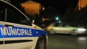 Alfa Mito fuori strada. Finisce contro i dissuasori