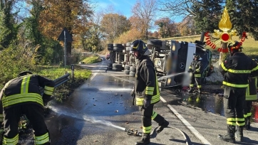 Camion si ribalta, muore un 49enne