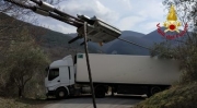 Navigatore traditore, tir rimane incastrato
