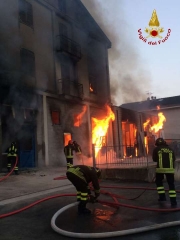 Incendio in falegnameria a Monte San Giusto- Portati in salvo residenti al piano superiore