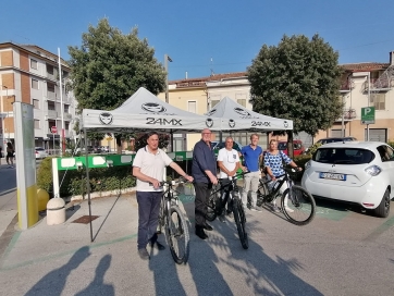 In funzione la ciclostazione per e-bike e ricarica auto elettriche di Castelraimondo