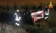 Si ribalta con la macchina. Paura per una ragazza