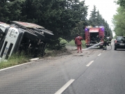 Camion carico di terra finisce fuori strada