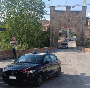 Trafuga abiti in un negozio, denunciata 46enne residente a Gagliole