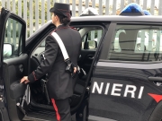 Serrapetrona, lo abbraccia e gli ruba la catenina