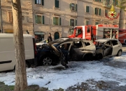 Il tamponamento di una vettura in sosta fa scattare l'incendio, auto distrutte