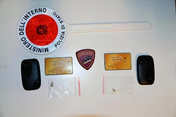 All'esame di guida con gli auricolari, portato al pronto soccorso e denunciato