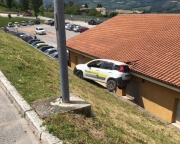 Macchina delle Poste provoca uno spettacolare incidente