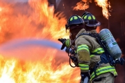 A fuoco catasta di legno, pompieri a lavoro tutta la notte