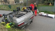 Auto si ribalta a Sambucheto, gravemente feriti gli occupanti