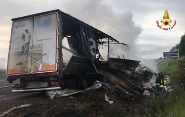 Camion prende fuoco in autostrada, illeso il conducente