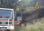 Incendio a Valfornace. Bruciano sterpaglie e piante