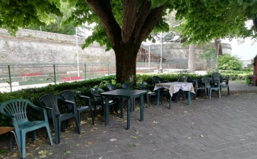 Rocca Borgesca, spariscono sedie e tavoli utilizzati dagli anziani