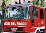 Campo in fiamme a Pollenza, al lavoro i vigili del fuoco