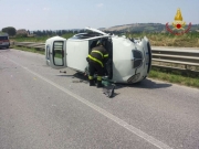 Incidente da brividi a Corridonia. Un'auto si ribalta, l'altra finisce contro il guard rail