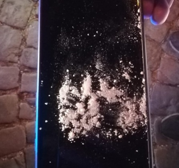 Sorpresi con la cocaina stesa sul display del cellulare, denunciati dai carabinieri