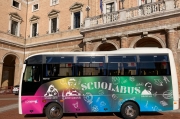 Leopardi, Gigli e Lotto colorano il nuovo scuolabus Contram