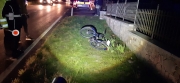 Investe un ciclista e scappa, poi si presenta spontaneamente dai vigili