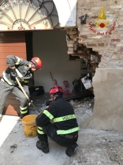 Con l'auto contro l'ingresso di una casa, singolare incidente a Morrovalle