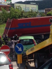 Camerino, auto contro camion sulla rotatoria di Madonna delle Carceri