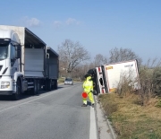 Camion ribaltati e incendi per il vento