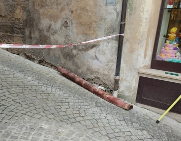 Pluviale si stacca dal cornice di un palazzo nel centro storico di San Severino Marche