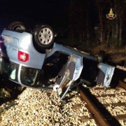 Con l'auto sui binari, tragedia sfiorata a Gagiole