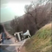 Vento forte, si ribalta un camion