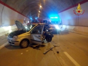 Tamponamento tra due auto all'interno galleria Varano su SS77. 6 feriti