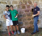 Cittadini e sindaco Sborgia ripuliscono le mura della citt&agrave;
