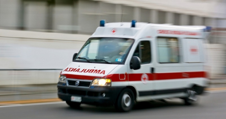 Cade dalla moto in pieno centro cittadino, 62enne trasportato in ospedale