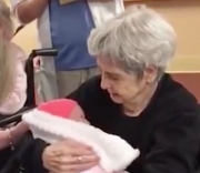 Bambole per i malati di Alzheimer: raccolti quasi 3mila euro